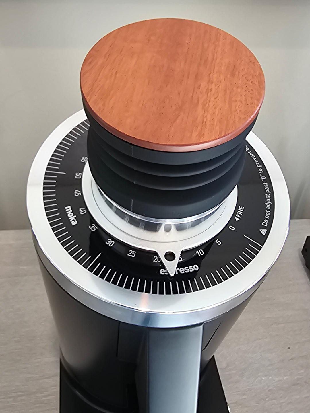 Turin DF83 Gen 2 — wooden lid and bellows from above