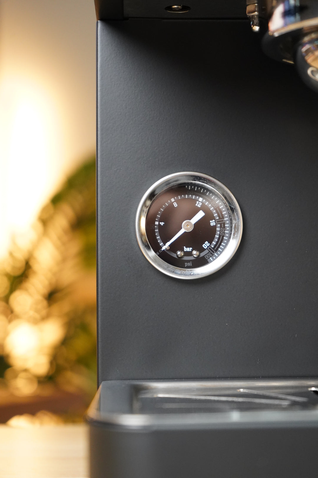 Turin Legato V2 — pressure gauge on black front panel